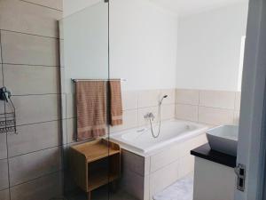 Ένα μπάνιο στο Cozy Cove St Helena +78 φωτογραφίες