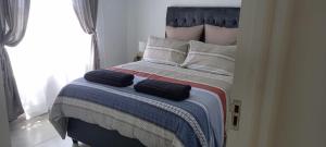 Ένα ή περισσότερα κρεβάτια σε δωμάτιο στο Cozy Cove St Helena