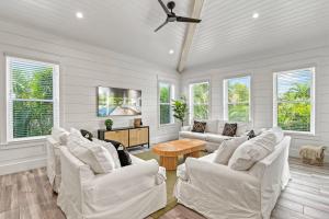 un soggiorno con mobili bianchi e finestre di Kays Landing - 423 ad Anna Maria