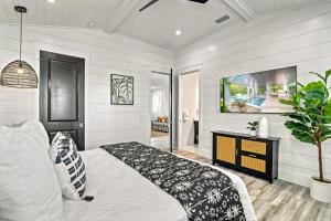 una camera da letto con un letto e una pianta in vaso di Kays Landing - 423 ad Anna Maria Altre 55 foto