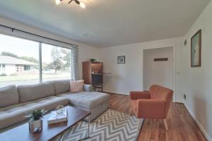 麦克明维尔Ambrosia - Mid Century Near 3rd St Pet-friendly的带沙发和椅子的客厅