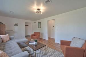 麦克明维尔Ambrosia - Mid Century Near 3rd St Pet-friendly的客厅里有一张沙发和一张桌子。