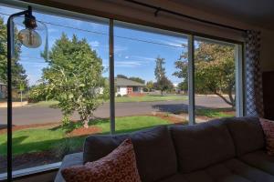 麦克明维尔Ambrosia - Mid Century Near 3rd St Pet-friendly的客厅里，窗前有一张沙发