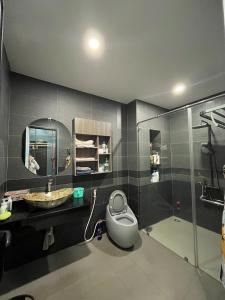 un bagno con doccia, lavandino e WC di Thiên long homestay a Kinh Dinh