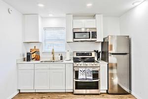 Una cocina o cocineta en Little Elm 52 Miles to Fifa Stadium Modern Cottage Fire Pit Pet Ok by Vacation Your Way