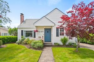 麦克明维尔Happy House - Near 3rd Street wine getaway的白色的房子,有蓝色的门