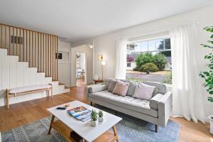 麦克明维尔Happy House - Near 3rd Street wine getaway的客厅里有一张沙发和一张桌子。