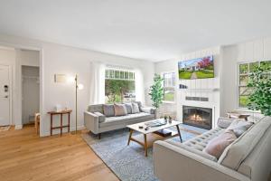 麦克明维尔Happy House - Near 3rd Street wine getaway的有两张沙发和一个壁炉的客厅 更多32张照片