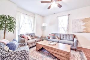 un salon avec deux canapés et une table basse dans l'établissement The Pink House - Pets OK Victorian Near 3rd Street, à McMinnville