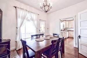 une salle à manger avec une table et des chaises en bois dans l'établissement The Pink House - Pets OK Victorian Near 3rd Street, à McMinnville