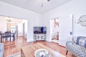 un salon avec un canapé et une table dans l'établissement The Pink House - Pets OK Victorian Near 3rd Street, à McMinnville