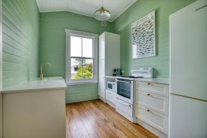 Η κουζίνα ή μικρή κουζίνα στο The Bach In Mangawhai