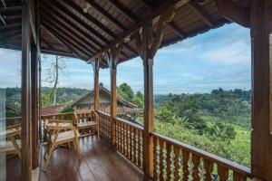 balcone di una casa con vista sulla foresta di Jatiluwih Guava Eco Living managed by Manara a Jatiluwih