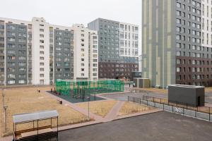 un parque en una ciudad con edificios altos en Мягкое гнёздышко с креслом у Хан-Шатыра, en Astana