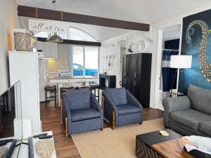 Η κουζίνα ή μικρή κουζίνα στο Waterfront condo -shop-beach-bike-boat-pool-chill