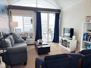 Χώρος καθιστικού στο Waterfront condo -shop-beach-bike-boat-pool-chill