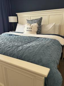 Ένα ή περισσότερα κρεβάτια σε δωμάτιο στο Waterfront condo -shop-beach-bike-boat-pool-chill +17 φωτογραφίες