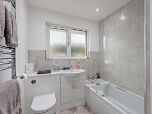un bagno con lavandino, vasca e WC di 3 Bed in Corfe Castle 86239 a Corfe Castle Altre 42 foto