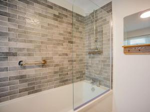 un bagno con vasca e doccia in vetro di 2 Bed in Kielder 79240 a Falstone Altre 36 foto