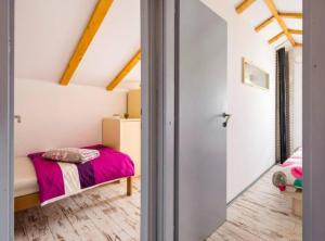 En eller flere senge i et værelse på Village Holiday House Ivan Kozina