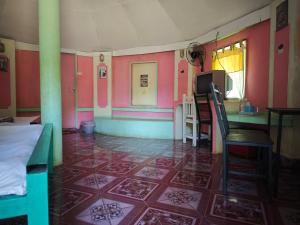 um quarto com paredes rosa e piso de azulejos vermelhos em Pai Forest Resort em Pai mais 153 fotografias