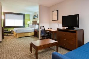 Μια τηλεόραση ή/και κέντρο ψυχαγωγίας στο Holiday Inn Express Miami Airport Doral Area by IHG