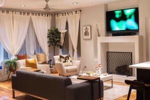 a living room with a couch and a tv at 2Level Duplex with Jaccuzi-Gem in Chicago 4BD&3BA in Chicago