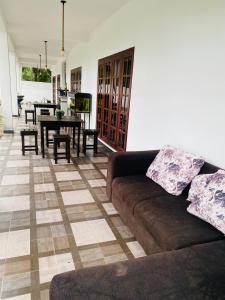 un soggiorno con un divano e un tavolo di Seoul Beach Mirissa a Mirissa
