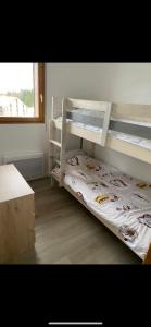 ein Schlafzimmer mit zwei Etagenbetten und einem Fenster in der Unterkunft Vue sur la montagne au cœur des pistes in Métabief