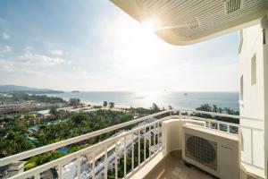 Waterfront 16D seaview 2 BR apartment - 5 min walk to Karon beach في شاطئ كارون: شرفة مطلة على المحيط