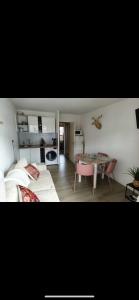 ein Wohnzimmer mit einem Sofa und einem Tisch darin in der Unterkunft Vue sur la montagne au cœur des pistes in Métabief