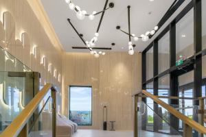 ein Zimmer mit Treppe und Kronleuchter in der Unterkunft Trafalgar in Oakville