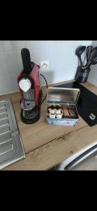 eine Küchentheke mit einer Pralinenschachtel und einem Mixer in der Unterkunft Vue sur la montagne au cœur des pistes in Métabief + 10 Fotos