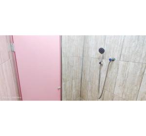 una ducha con puerta de cristal en un baño en OYO 95042 Jasmine Guest House, en Karangtengah