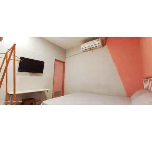 Habitación pequeña con cama y TV de pantalla plana. en OYO 95042 Jasmine Guest House, en Karangtengah 17 fotos más
