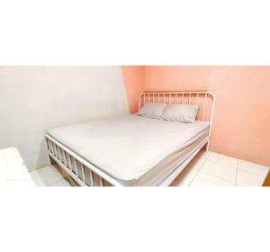 Cama en habitación con colchón blanco en OYO 95042 Jasmine Guest House, en Karangtengah
