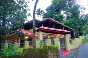 een huis met een rood dak op een straat bij Home Near Sabarimala in Rānī