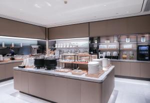 ein Restaurant mit einer Theke mit Essen darauf in der Unterkunft JI Hotel Shenzhen Bantian Huawei Base in Shenzhen