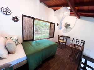 Кровать или кровати в номере Rowinrich Cottages