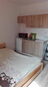 Una pequeña cocina con una cama en una habitación en Hostel Sosnowiec, en Sosnowiec