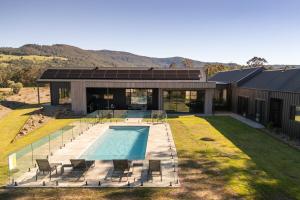una casa con piscina en el patio en Chris' II, Designer Masterpiece in Kangaroo Valley, en Valle Kangaroo
