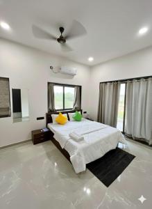 Postel nebo postele na pokoji v ubytování Malhar Mist Villa + 14 fotografií