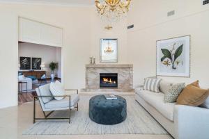 Χώρος καθιστικού στο Enchanted Manor with Pool Tennis & Elegance