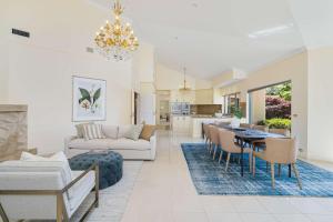 Χώρος καθιστικού στο Enchanted Manor with Pool Tennis & Elegance