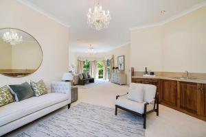 Χώρος καθιστικού στο Enchanted Manor with Pool Tennis & Elegance +68 φωτογραφίες