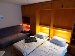 Giường trong phòng chung tại Bad Gastein Holiday Apartments +2 ảnh