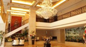 a large lobby with a chandelier in a building at Yunhai Hotel Zhuhai in Zhuhai