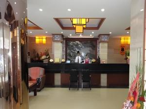 a restaurant with a bar in the middle of a lobby at Super 8 Hotel Xiamen Train Station Holiday Mall Branch in Xiamen