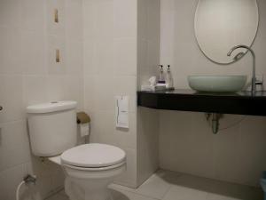 un bagno con un water bianco e un lavandino di Sabai @ Chumphae Hotel a Chum Phae Altre 64 foto
