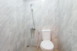 Ένα μπάνιο στο RedDoorz Plus Ciapus Bogor +16 φωτογραφίες